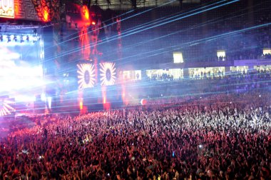 İnsanlar bir canlı konser