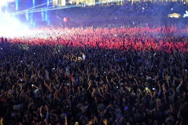 Parti kalabalık bir konserde