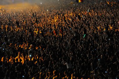 Ellerini bir konserde yükselterek insan kalabalığı