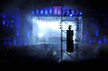 Parti kalabalık bir konserde