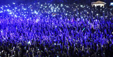 İnsanlar bir canlı konser