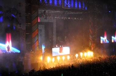 İnsan bir stadyumda bir konserinde kalabalığı