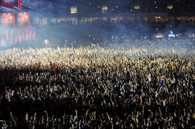 İnsanlar bir canlı konser