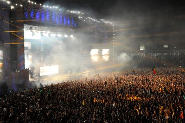 İnsan bir stadyumda bir konserinde kalabalığı