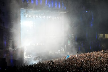 Parti kalabalık bir konserde