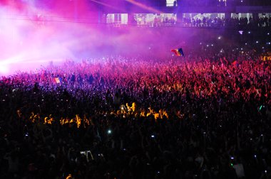 Ellerini bir konserde yükselterek insan kalabalığı