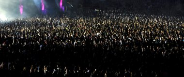 Konserde kalabalık