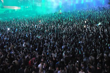 Parti kalabalık bir canlı konser