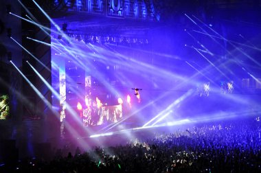 İnsan bir stadyumda bir konserinde kalabalığı