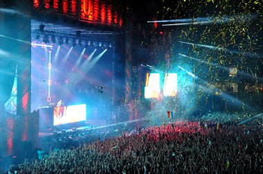 DJ Sahne Alanı'nda canlı bir gösterisi yapar