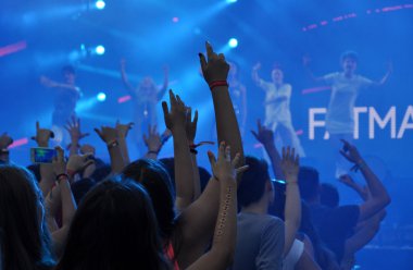 Kalabalık bir rap konseri