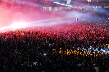 Parti kalabalık bir konserde
