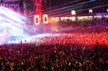 İnsanlar bir canlı konser