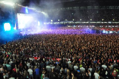 Ayrılık kalabalık insan David Guetta konser sırasında