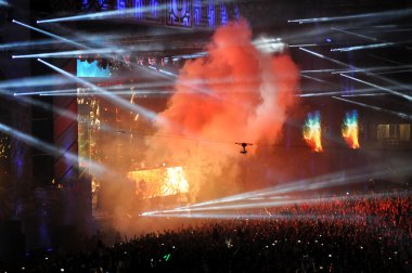 İnsan bir stadyumda bir konserinde kalabalığı