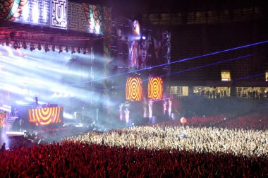 İnsanlar bir canlı konser