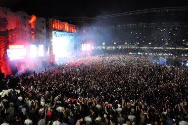 DJ Sahne Alanı'nda canlı bir gösterisi yapar