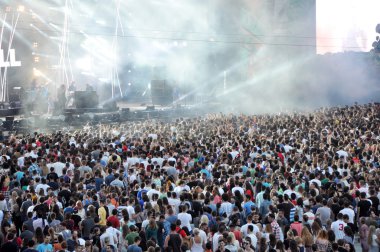 Tom Odell canlı gerçekleştirir