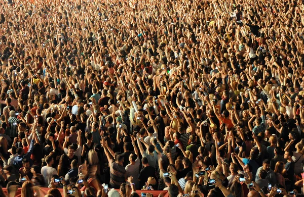 党の人々 の群衆でいっぱいスタジアム — ストック写真