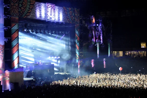 Parti kalabalık bir konserde