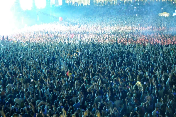 Parti kalabalık bir konserde — Stok fotoğraf