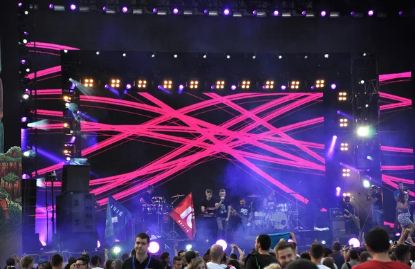 Bandet utför en live konsert på scenen — Stockfoto