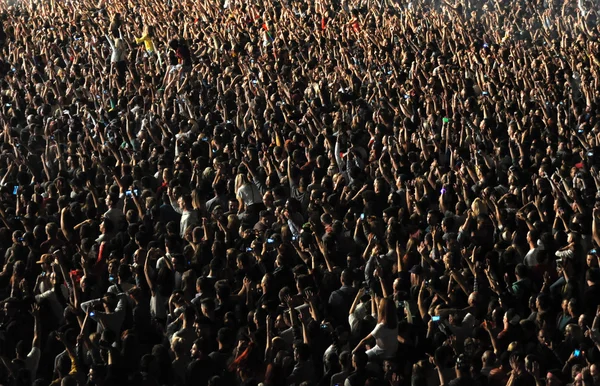 Folle di gente di partito che si diverte — Foto Stock