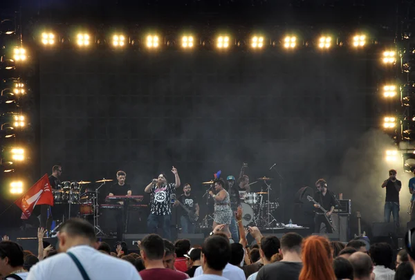 Banda realiza concerto ao vivo no palco — Fotografia de Stock