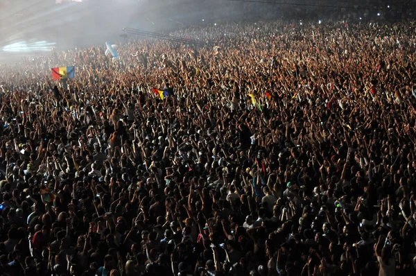 Kalabalık parti insanların eğleniyor