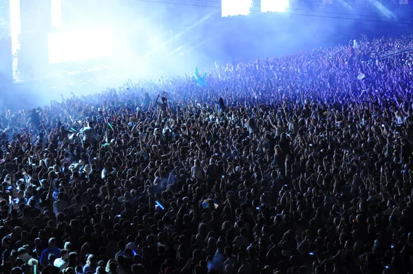 Menigte van mensen verhogen hun handen op een concert — Stockfoto