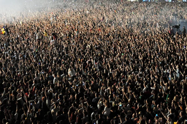 Parti kalabalık bir konserde