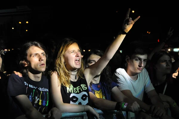 La multitud golpeando la cabeza en un concierto de rock —  Fotos de Stock