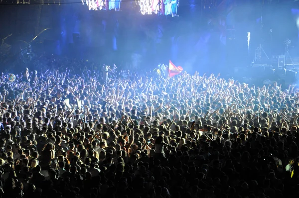Multidão de festa em um concerto ao vivo — Fotografia de Stock