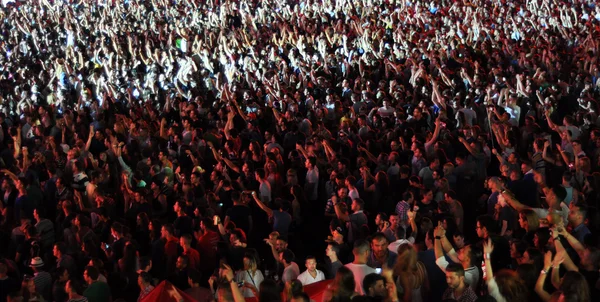 Gente en un concierto en vivo — Foto de Stock