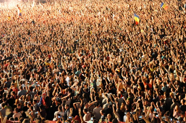 Afscheid menigte van mensen tijdens een concert van David Guetta — Stockfoto