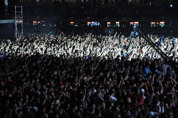 Multidão de festa em um concerto ao vivo — Fotografia de Stock