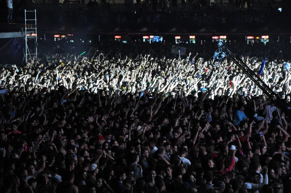 Pubblico festaiolo a un concerto dal vivo — Foto Stock