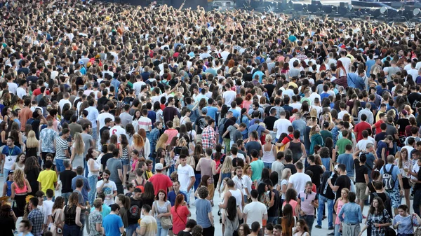 Bir stadyumda bir canlı konser kalabalık