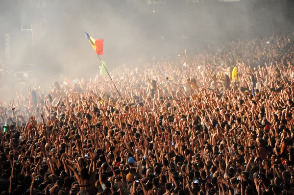 Parting crowd of people during a David Guetta concert — Stock Photo, Image