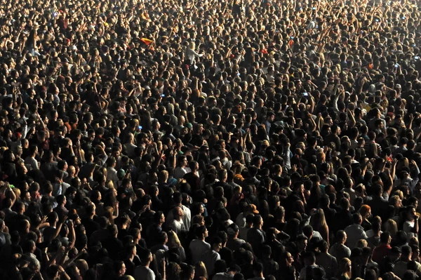 Kalabalık parti insanların eğleniyor