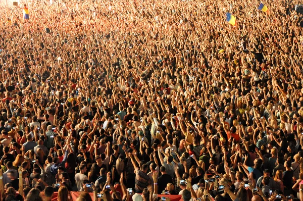 DJ Sahne Alanı'nda canlı bir gösterisi yapar