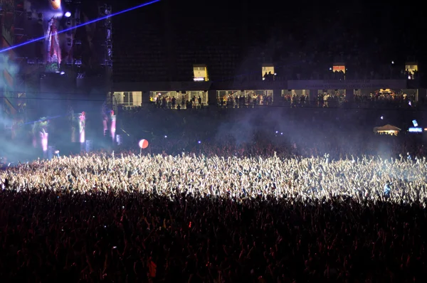 Multidão em festa num concerto — Fotografia de Stock