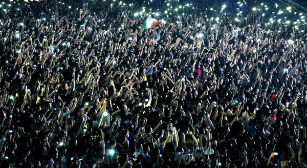 Pessoas num concerto ao vivo — Fotografia de Stock