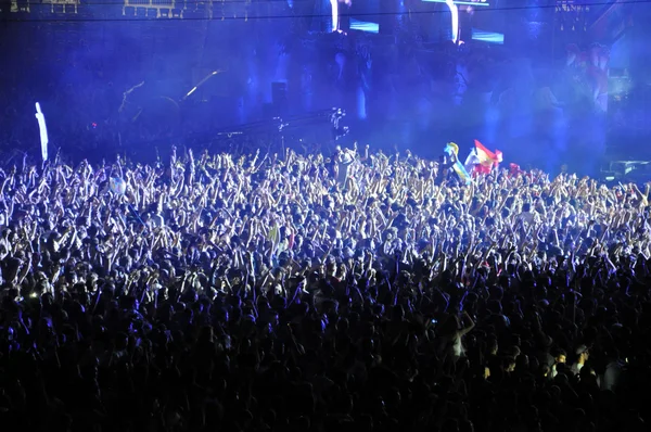 Pubblico festaiolo a un concerto dal vivo — Foto Stock