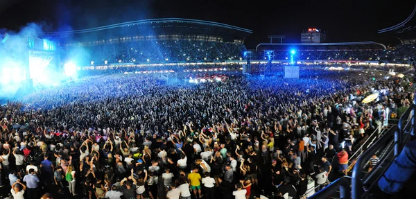 Ayrılık kalabalık insan David Guetta konser sırasında