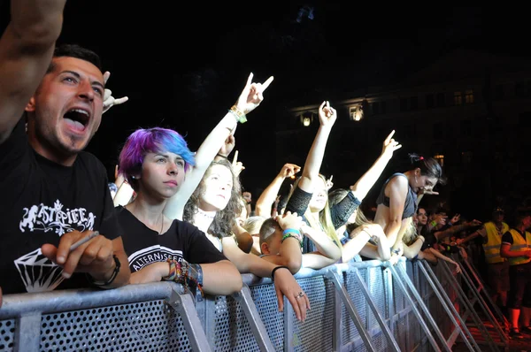 Headbang kalabalık bir rock konserinde