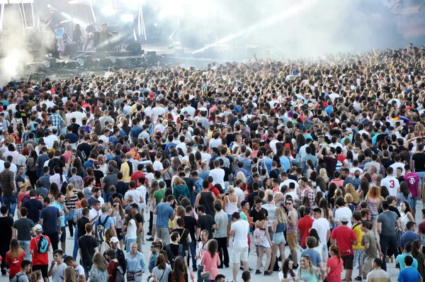 Multidão em um estádio em um concerto ao vivo — Fotografia de Stock