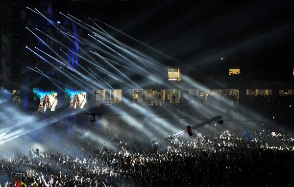 Parti kalabalık bir konserde