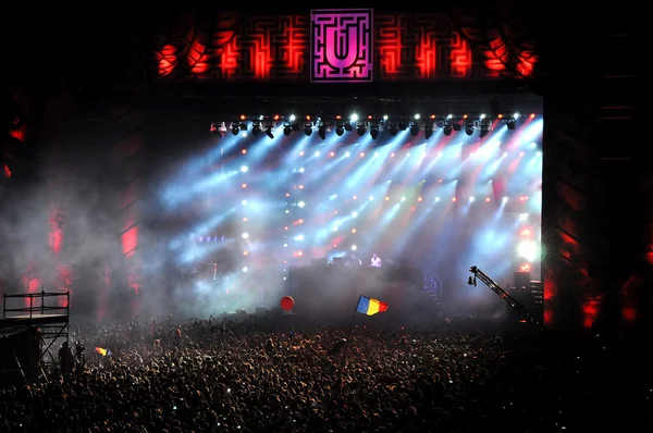 Parti kalabalık bir konserde