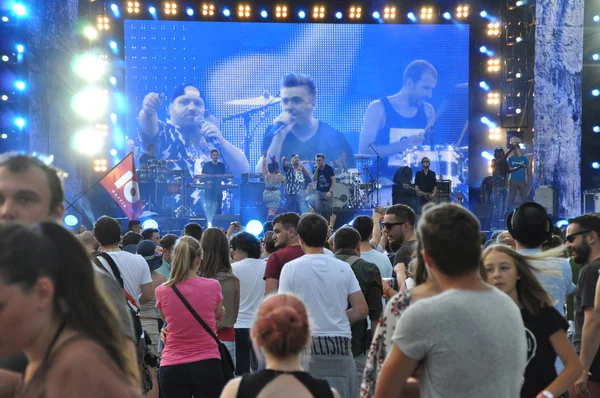 Pessoas da festa em um concerto ao vivo — Fotografia de Stock